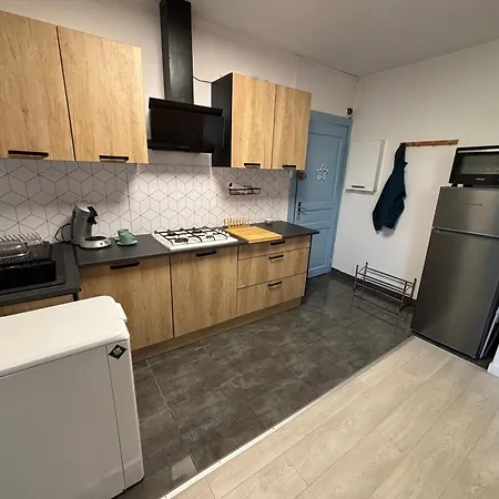 Proche Centre, Marches De Noel 10min A Pied, Parking Gratuit F2 Au Calme Apartament *