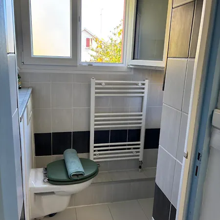 Proche Centre, Marches De Noel 10min A Pied, Parking Gratuit F2 Au Calme